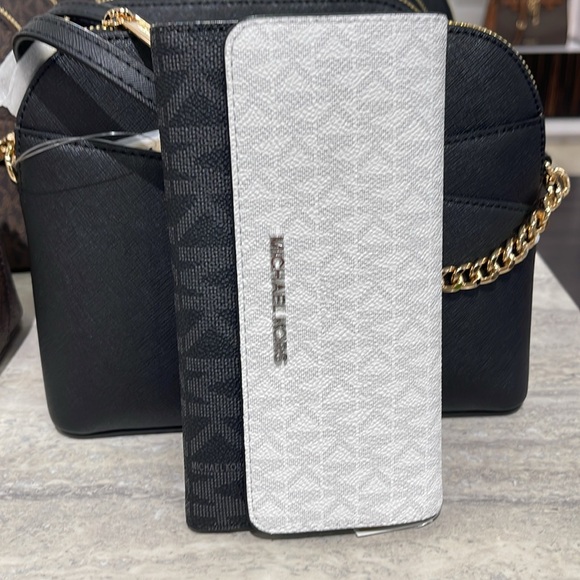 Michael Kors Jet Set Large Logo Trifold Wallet
Optic White Multi
NWT - Picture 15 of 16